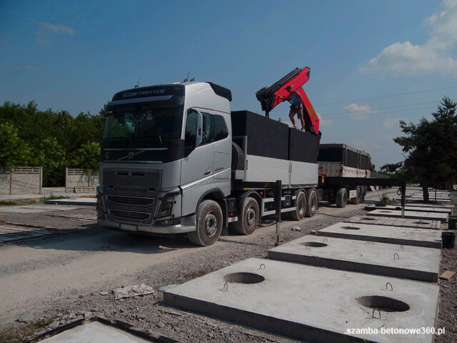 Załadunek szamba betonowego na HDS - montaż i dostawa zbiorników w Wieruszów